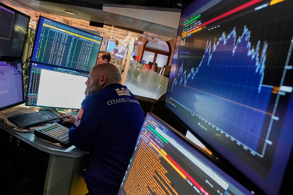 Mercados en rojo: Wall Street cae más del 1% tras escalada entre Israel e Irán. (AP Photo/Richard Drew)