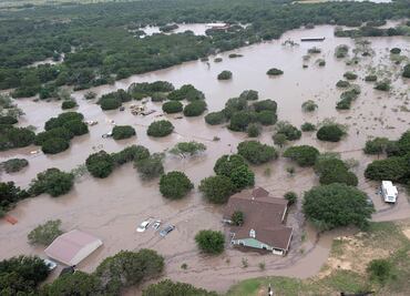 Intensa búsqueda de niñas desaparecidas en Texas por inundaciones que dejan 32 muertos