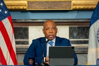 Alcalde de Nueva York dice a inmigrantes que "vivan su vida" sin temor a ser detenidos