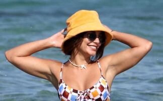 Vanessa Hudgens arrasa con 'figura imposible' en bikini de cebra