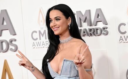 Katy Perry presume sus 'curvas impacto' con escotado corsé de mezclilla