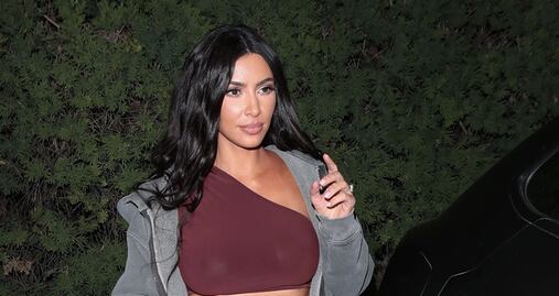 Kim Kardashian delinea sus curvas con leggings rojos en Westlake Village