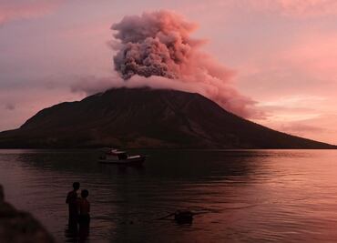 ¡Alerta roja! Volcán Ruang en Indonesia entra en erupción, desalojan a miles. VIDEO