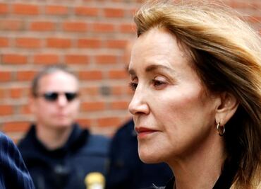 Felicity Huffman se declara culpable de estafa en EU por caso universidades