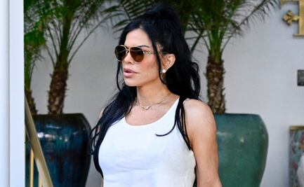 Lauren Sánchez, prometida de Jeff Bezos, presume sus abs de acero con micro top a los 54 años