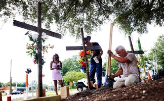 Muestras de dolor por los afroamericanos asesinados por motivo racial en Florida