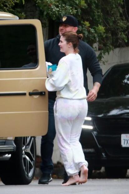Kylie Jenner, ¿eres tú? Sorprende en pants, descalza y sin maquillaje