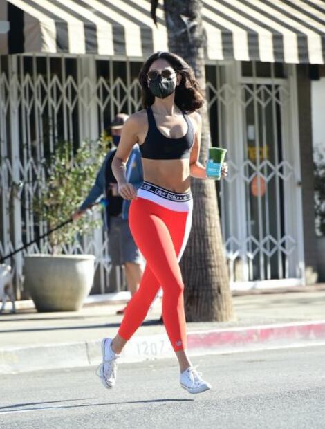 Eiza González presume silueta con leggings y crop top en Los Ángeles