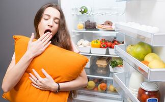 Los alimentos que nunca deberías comer antes de dormir, según Harvard 