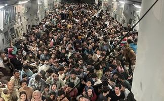 Viral. Foto con más de 600 afganos en avión militar de EU tras huida de talibanes