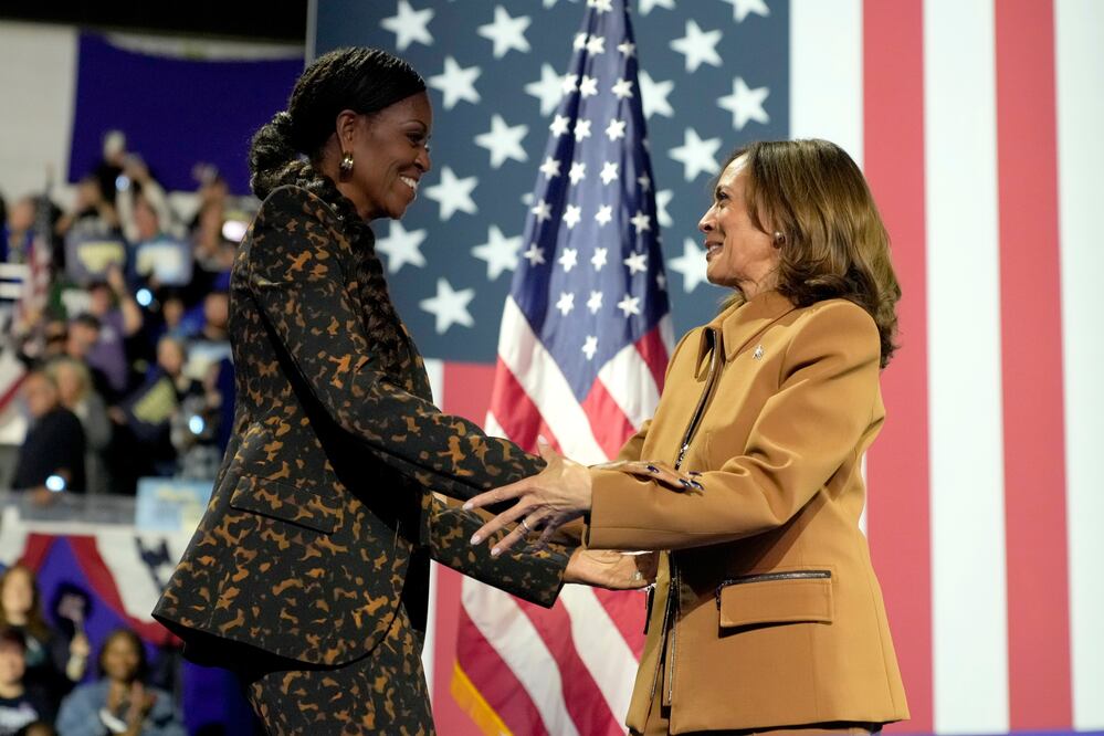 Michelle Obama apela a las mujeres y las insta a defender sus derechos votando por Harris. Foto: AP