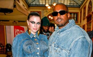 Julia Fox luce minicintura en alfombra roja de desfile con Kanye West 