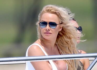 Pamela Anderson cautiva con traje de baño blanco a los 52 años