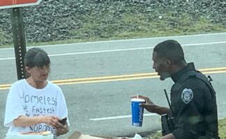 Policía se vuelve viral por compartir su comida con mujer sin hogar en EU