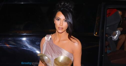 Kim Kardashian arrasa con vestido traslúcido de raja