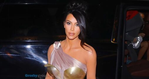 Kim Kardashian arrasa con vestido traslúcido de raja