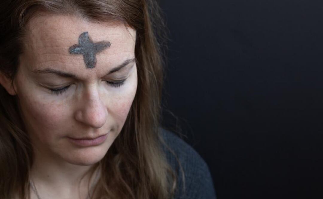 Durante el Miércoles de Ceniza se pone una cruz en la frente de los fieles. Foto: iStock