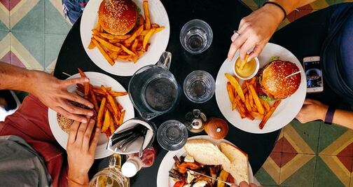 Más sal, azúcar y calorías: la evolución de la comida rápida en 30 años