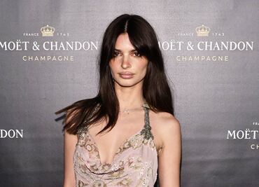 Emily Ratajkowski enciende con braless en arriesgado vestido de escote profundo para callar a sus 'haters'