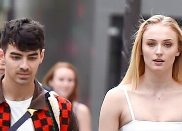 Sophie Turner irradia belleza con top 'braless' en París