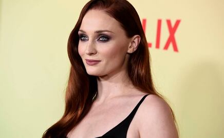 Sophie Turner derrocha glamour con vestido negro en Los Ángeles