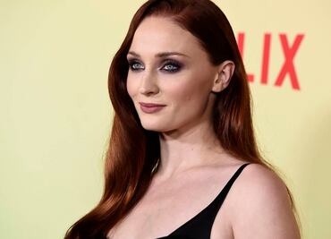 Sophie Turner derrocha glamour con vestido negro en Los Ángeles