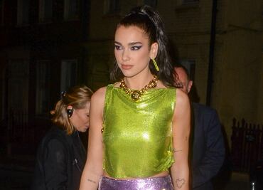 Dua Lipa y la arriesgada microfalda Versace que lució en Londres