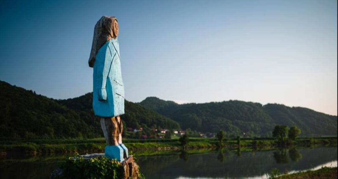 Comparan estatua de Melania con un "espantapájaros"
