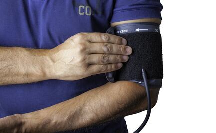 Médicos en México advierten: la hipertensión ya no es solo cosa de adultos