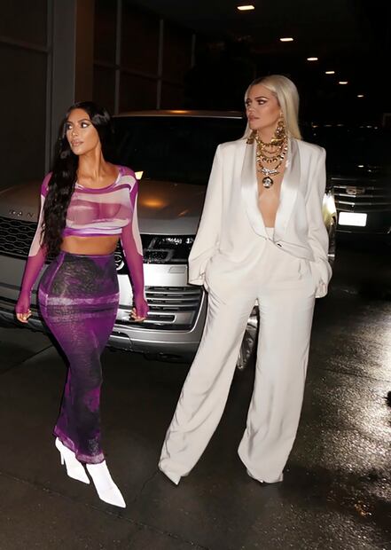 Khloé y Kim Kardashian presumen atuendos braless y traslúcidos