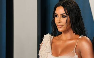 Kim Kardashian presume silueta ‘imposible’ con revelador bikini blanco en el mar