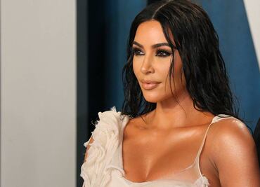 Kim Kardashian presume silueta ‘imposible’ con revelador bikini blanco en el mar