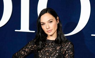 Gal Gadot deja ver su lencería con vestido de encaje con transparencias en París