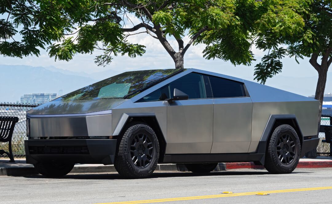 Tesla Cybertruck se parte a la mitad tras chocar contra un bache y la reparación será muy cara. Foto: iStock/Angel Di Bilio