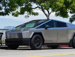 Tesla Cybertruck se parte a la mitad tras caer en un bache; usuarios critican costosa reparación