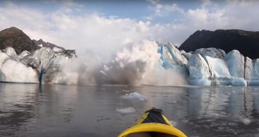 Video. Colapso de glaciar en Alaska alcanza a exploradores en kayak