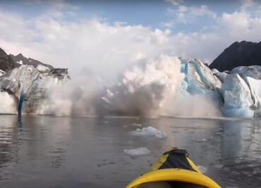 Video. Colapso de glaciar en Alaska alcanza a exploradores en kayak