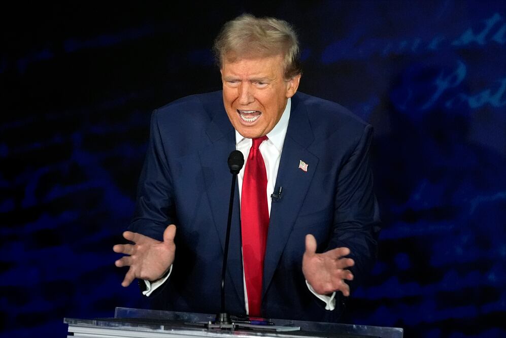 Arrestan a hombre que portaba dos armas ilegales en mitin de Donald Trump en California. (AP Photo/Alex Brandon)'