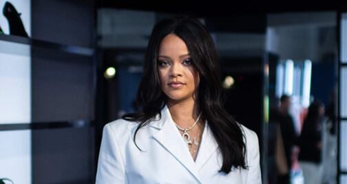 Rihanna arrasa con minivestido tipo blazer en París