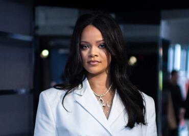 Rihanna arrasa con minivestido tipo blazer en París