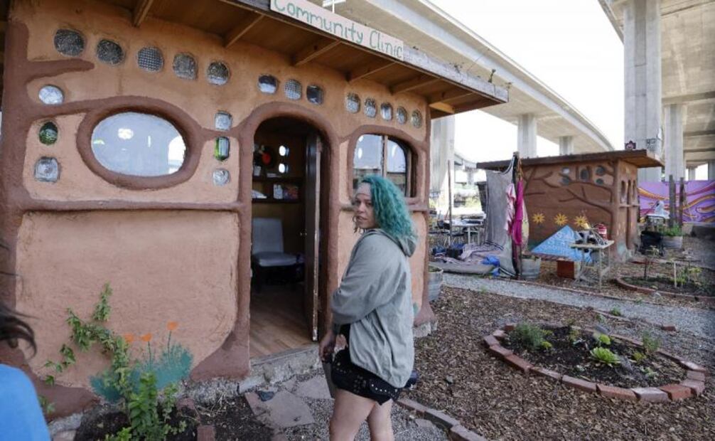 Fotos. Personas “sin techo” crean pueblo bajo autopista en Oakland