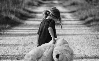 Vecinos asesinan a niña para “sacarle demonio”; padres enfrentan cargos