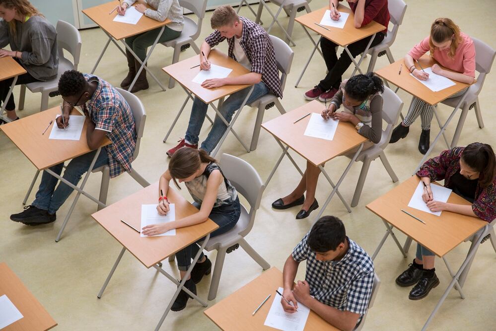 Despiden a profesor que pidió a estudiantes escribir su obituario.Alumnos en salón de clases. Foto: iStock / Caiaimage/Chris Ryan
