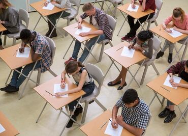 Despiden a profesor que pidió a estudiantes escribir su obituario