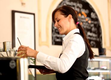 Ordenan a restaurante pagar $157,000 dólares por quedarse con propinas de trabajadores