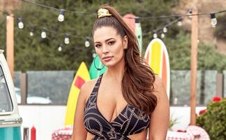 Ashley Graham luce la tendencia de lencería a la vista con vestido animal print transparente