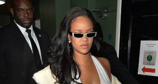 Rihanna luce su silueta en brillante vestido braless