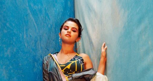Selena Gomez presume silueta con leggings