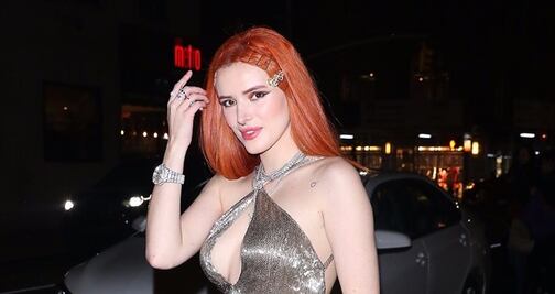 Bella Thorne conquista Nueva York con vestido plateado backless