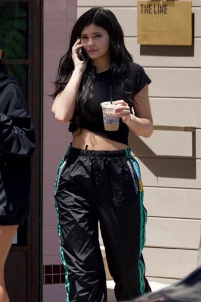 Kylie Jenner luce su silueta curvilínea en sexy crop top